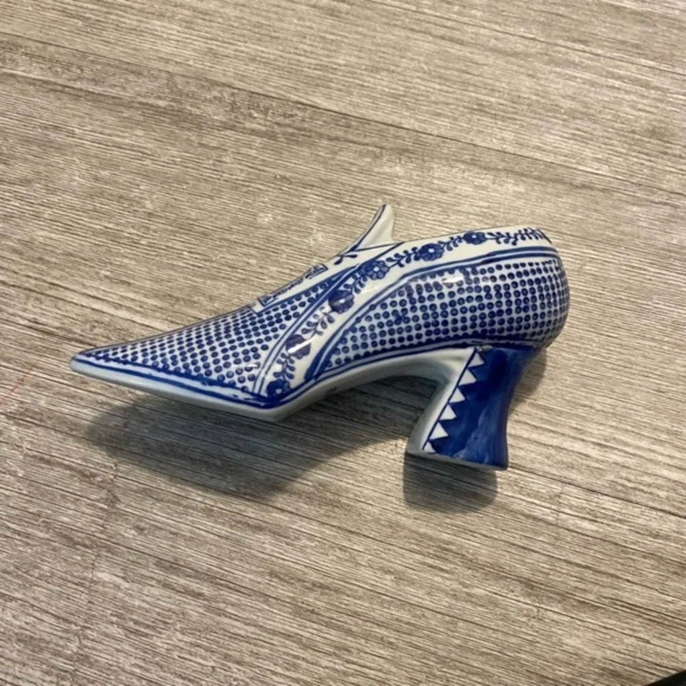 Blue and white decorative shoe the Canton collection is 7 3/4" long x 4 high - Picture 1 of 13